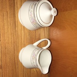 Manchester creamer and sugar set
